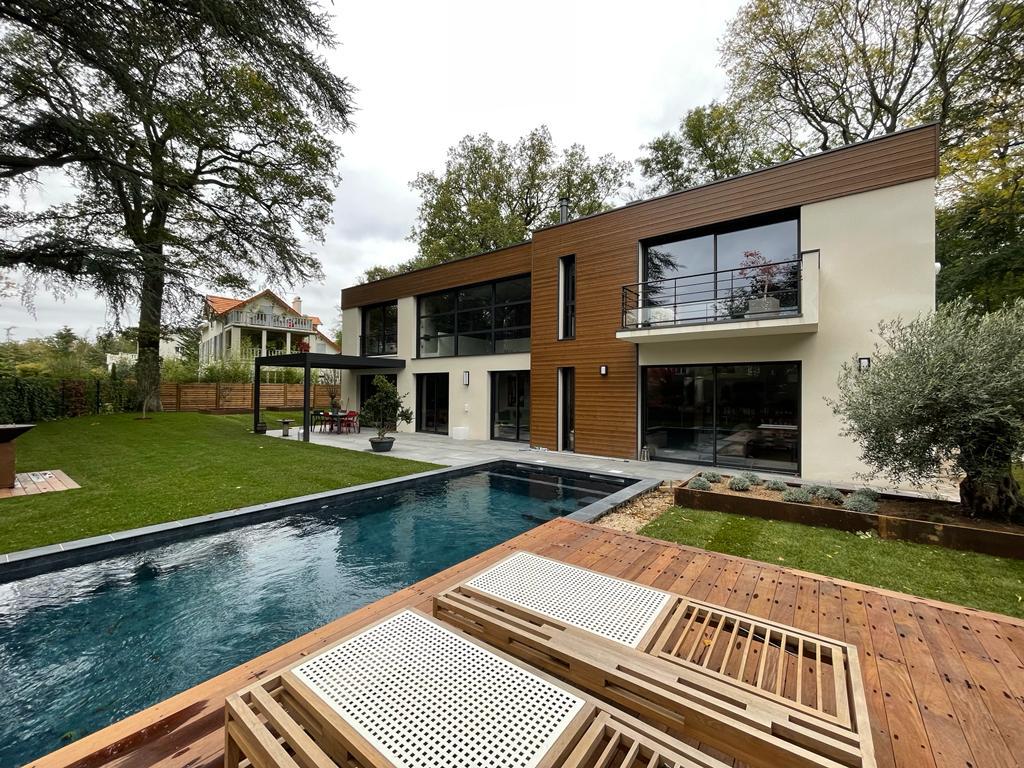 Une maison moderne, contemporaine….